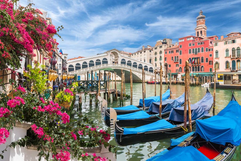 travelling around Venice n Gondolas